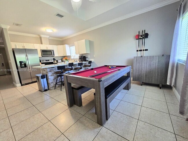 Building Photo - 208 SW 15th Pl