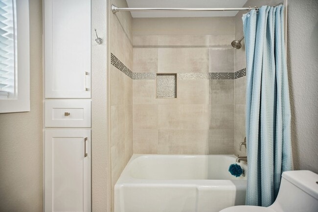 Building Photo - 8 Las Brisas Pl