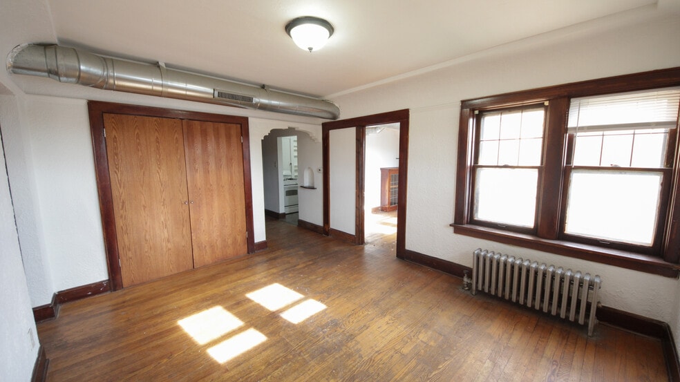 Building Photo - 5823 W Appleton Ave