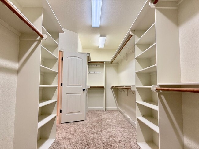 Building Photo - House For Rent