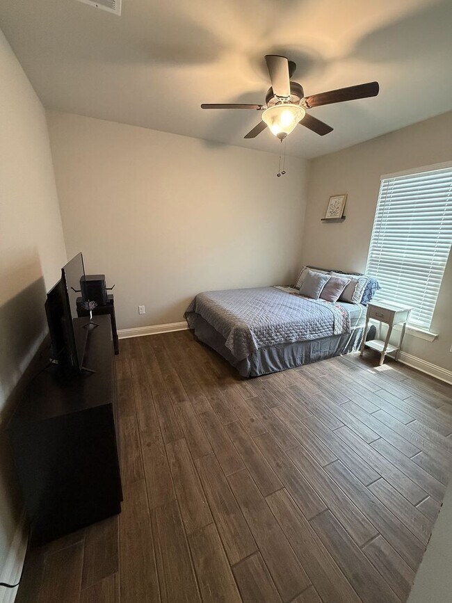 Building Photo - 403 Mangrove Ln