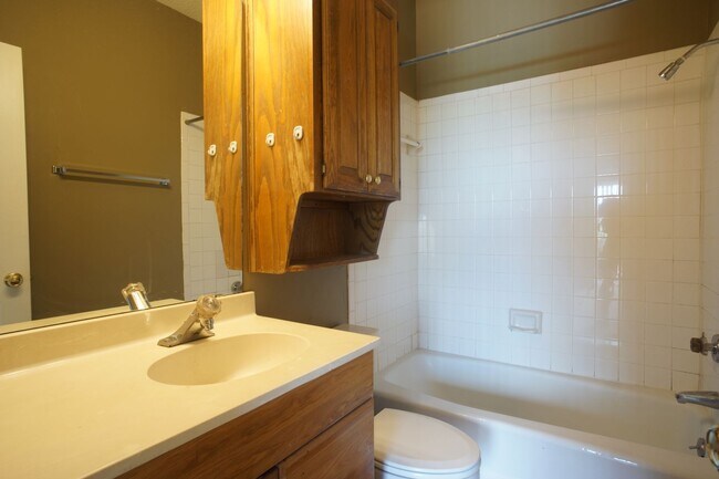 Building Photo - PRELEASE 8/15/2025 2 bed 2 bath