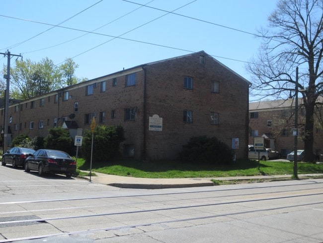 Building Photo - Colwyn Court Apartments