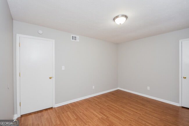 Building Photo - 619 Lakeridge Cir SE