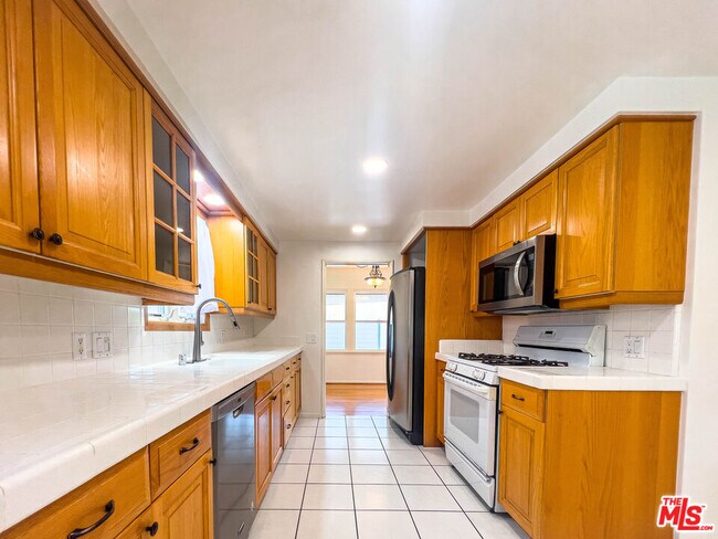 Building Photo - 626 Irving Dr
