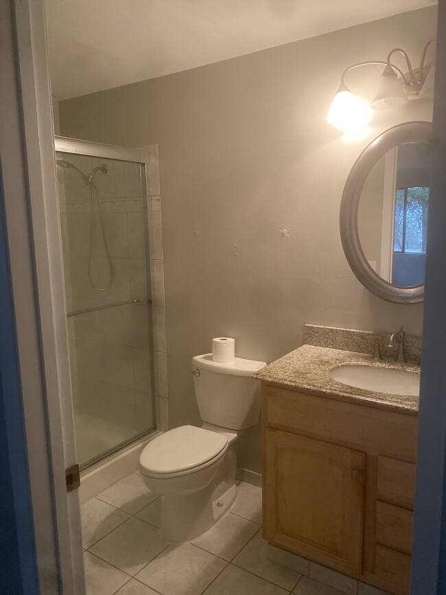 Master bath - 25555 NE 80th St