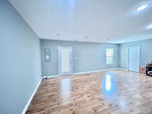 Building Photo - Three bedroom with finished basement in Hamburg!