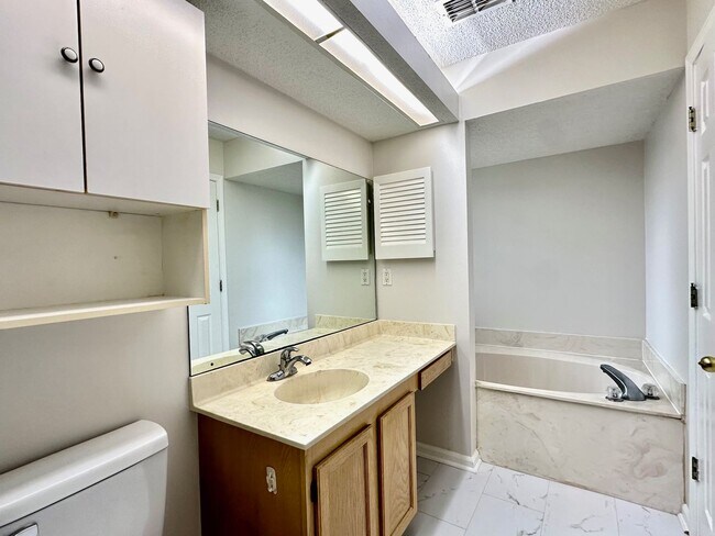 Building Photo - 5 minutes to the beach!  Remodeled Home!
