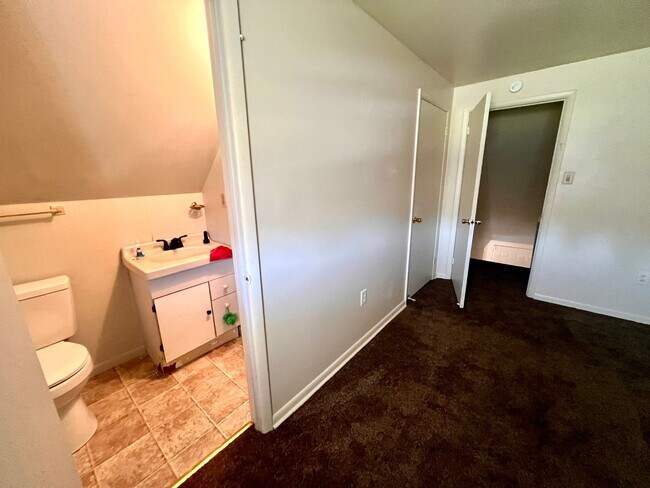 Building Photo - Recently Renovated - 3 bedroom 2 bathroom ...