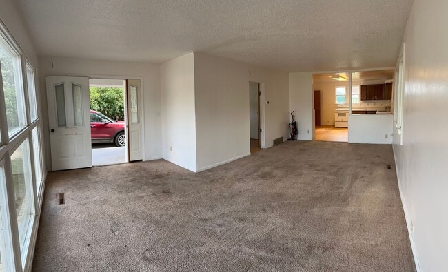 Building Photo - 1930s home with updates in quiet neighborhood