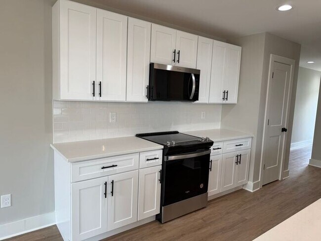 Building Photo - Lovely New Home in Old Hickory - 2 Car Garage