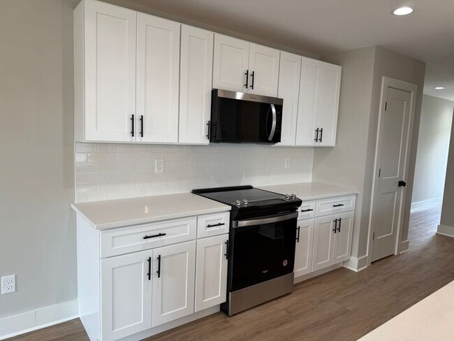 Building Photo - Lovely New Home in Old Hickory - Fenced in...
