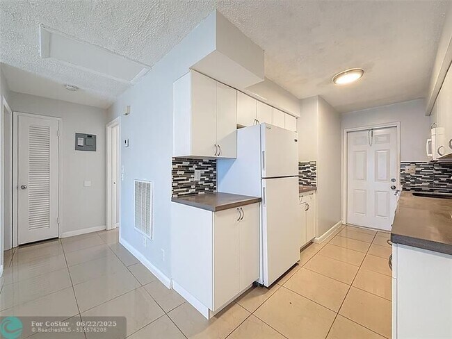 Building Photo - 4421 Poinciana St