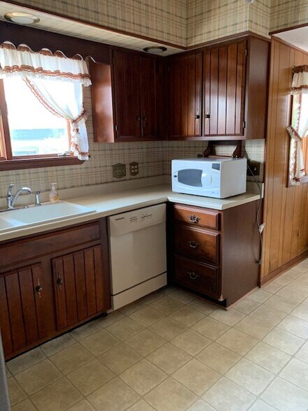 Kitchen with dishwasher - 1219 S Washington St