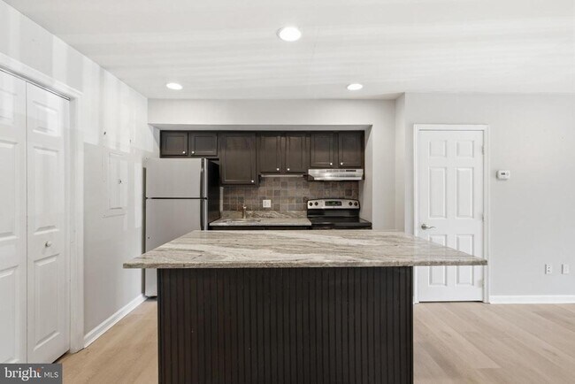 Building Photo - 27 Darien Way