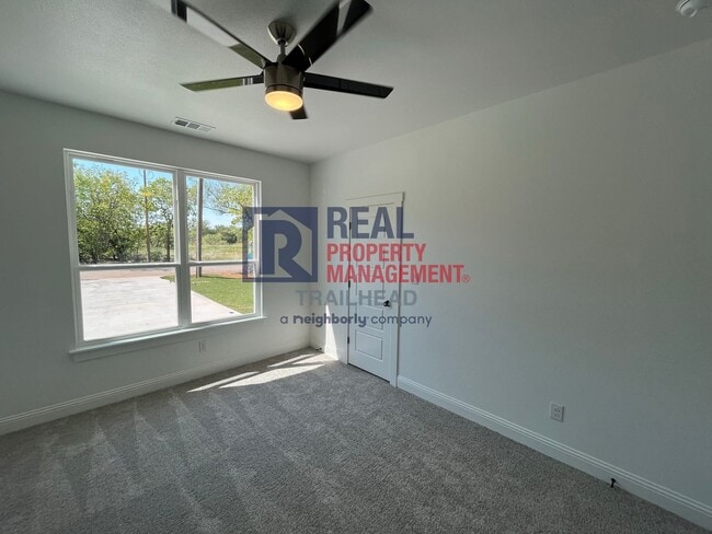 Building Photo - Stylish 3 Bed, 2 Bath Home in Gated Lakeside Community!