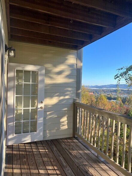 Main level balcony - 43 Rotunda Cir