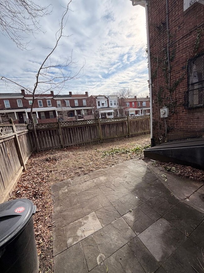 Building Photo - Huge townhome available. Four bedrooms three bath.