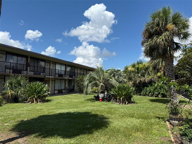 Building Photo - 7900 S Orange Blossom Trail