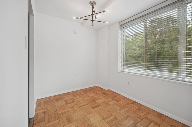 Building Photo - Walk to Georgetown! One Month Concession! Professionally Managed & Recently Renovated // 1 Bedroo...