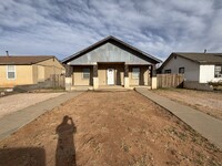 Building Photo - 3 bed 2 bath home, move in ready!