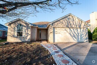 Building Photo - Comfortable 3BR/2BA Home with Vinyl Floori...