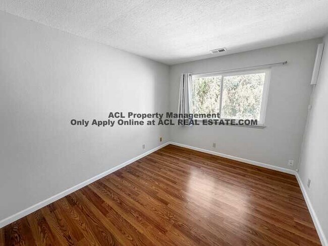 Building Photo - 3 Bed / 2.5 Bath | 1,362 Sq Ft | Prime Downtown San Leandro Location | Walkable + Parking