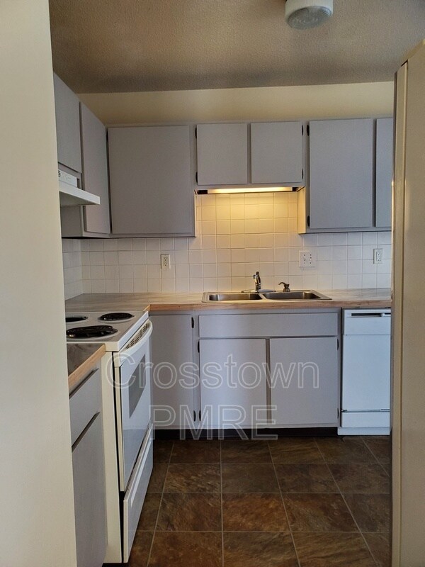 Building Photo - 1105 1st St