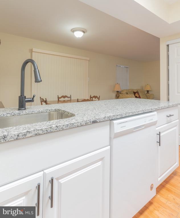 Building Photo - 7 Valleyfield Ct