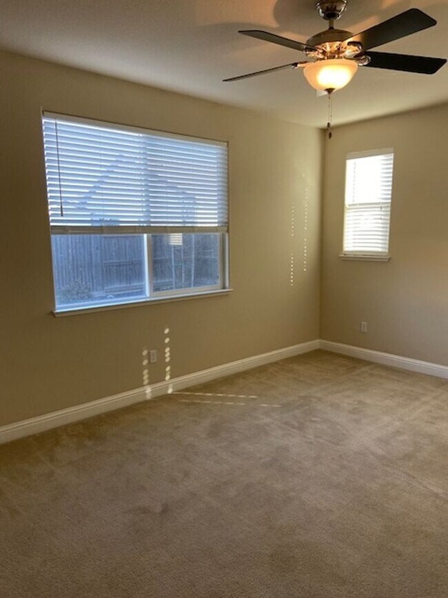Building Photo - Beautiful 3 Bedroom Home