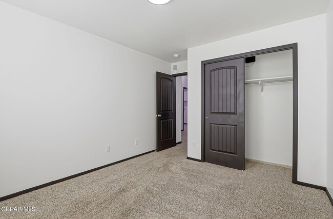 Building Photo - 13817 Summer View Ave