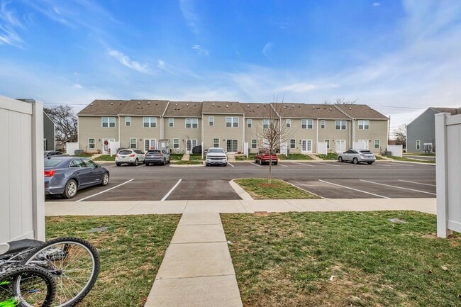 Building Photo - 3 BED 2.5 BATH TOWNHOME WALKING DISTANCE TO LEBANON SQUARE!
