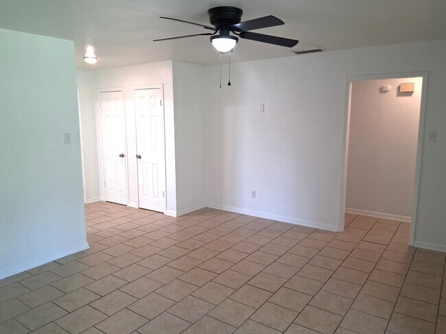 Building Photo - 418 Cottonwood Dr