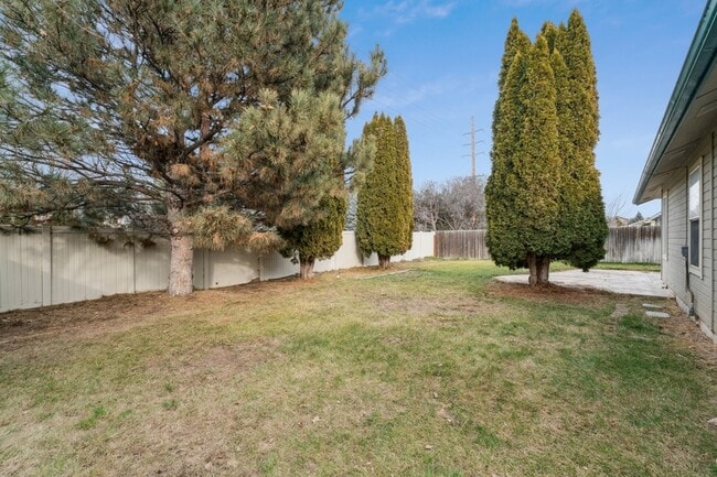 Building Photo - 13402 W Persimmon St