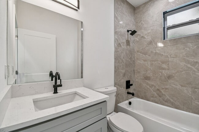 Building Photo - 1403 W 9th St