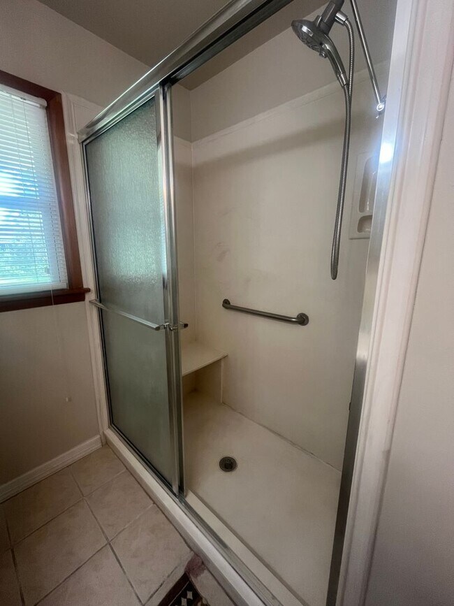 Building Photo - Midtown bungalow, beautiful hard wood floors, lots of natural light.