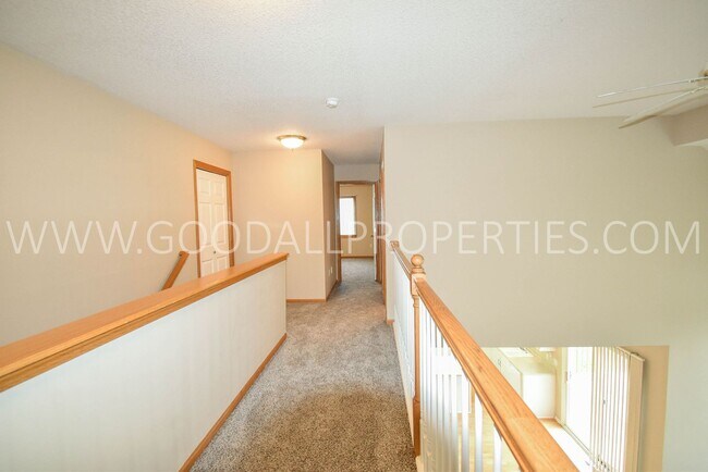 Building Photo - 4 Bedroom 2.5 Bathroom home in Urbandale