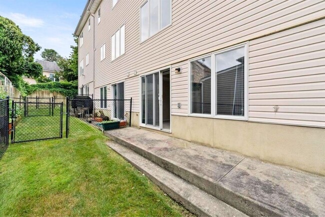 Building Photo - 2 Hops Commons Ct