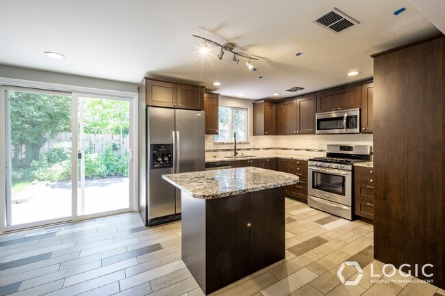 Building Photo - Stunning Single Family Home In Excellent L...