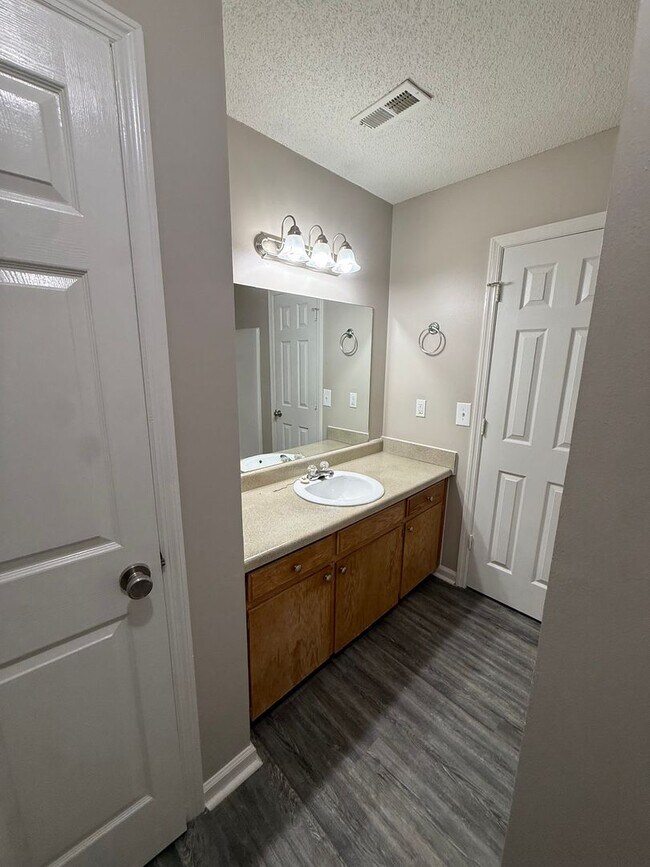 Building Photo - Spacious 2 Bedroom Duplex Near MTSU!