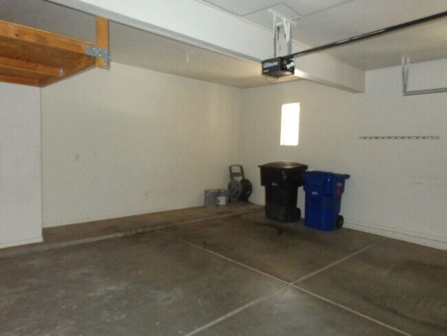 Building Photo - 3 bedroom 2.5 Bath in East Mesa