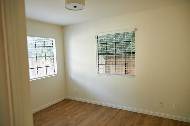 Building Photo - 364 Orizaba Ave