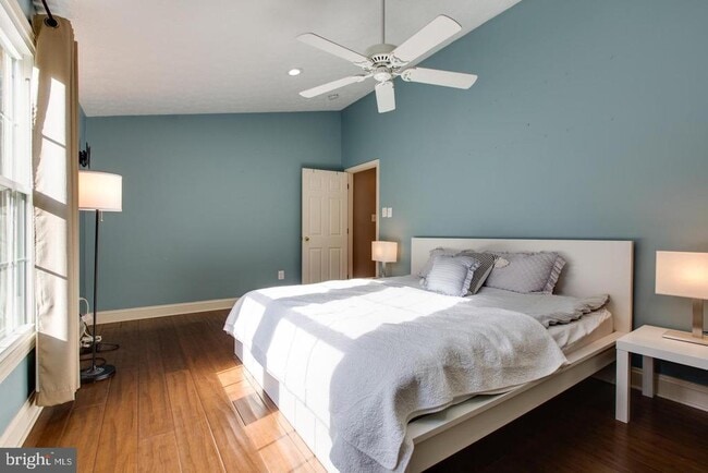 Building Photo - 3400 Oak W Dr