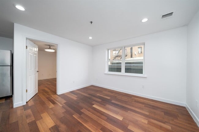 Building Photo - 413-415 9th St