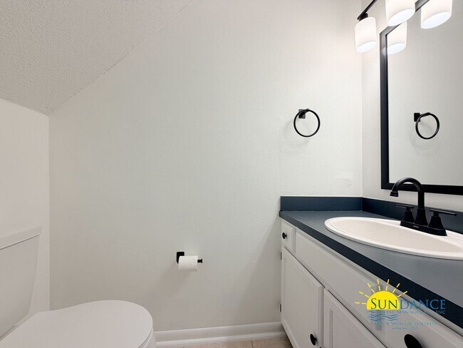 Building Photo - Charming 2BR townhome just steps from beautiful Cinco Bayou in Fort Walton Beach!