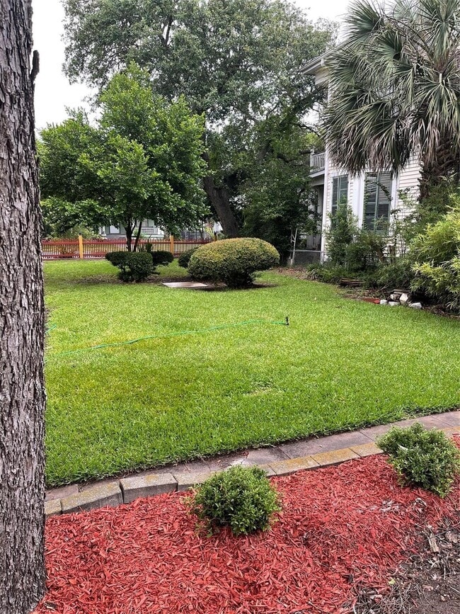 Building Photo - 2927 Bernardo De Galvez Ave