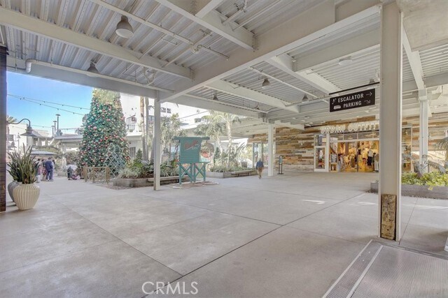 Building Photo - 16562 Regina Cir