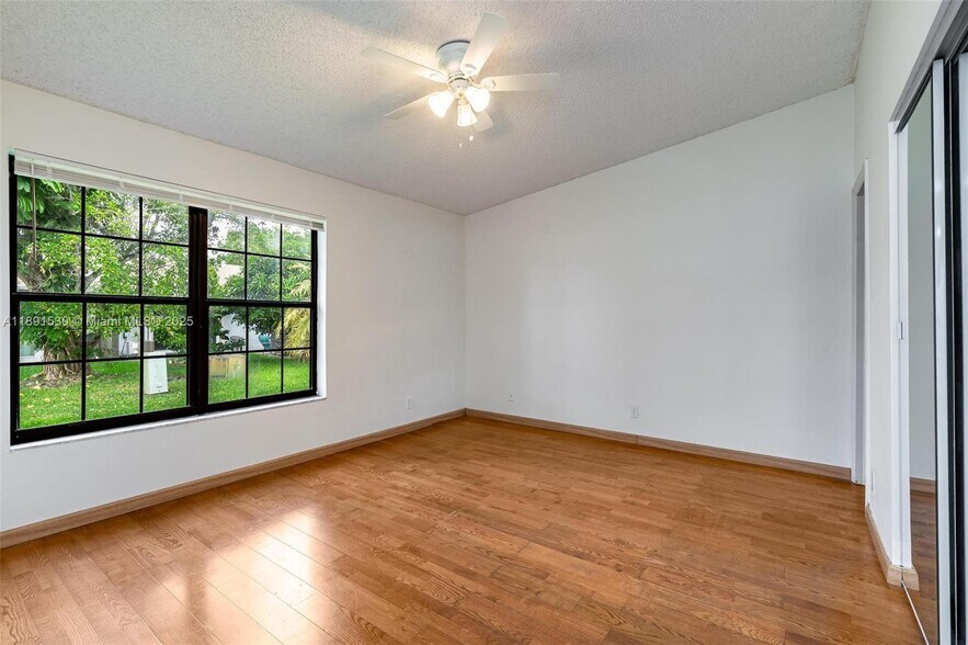 Building Photo - 5442 Lakewood Cir S