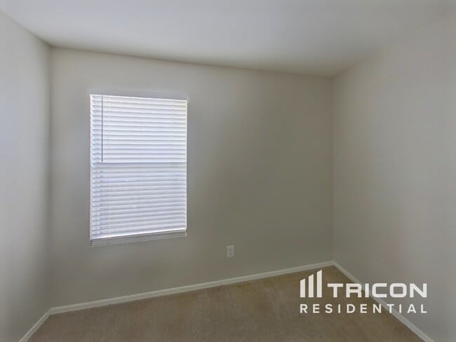 Building Photo - 12209 W Edgemont Ave