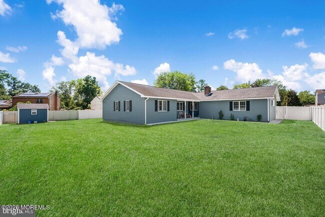 Building Photo - 1726 Briarwood Dr